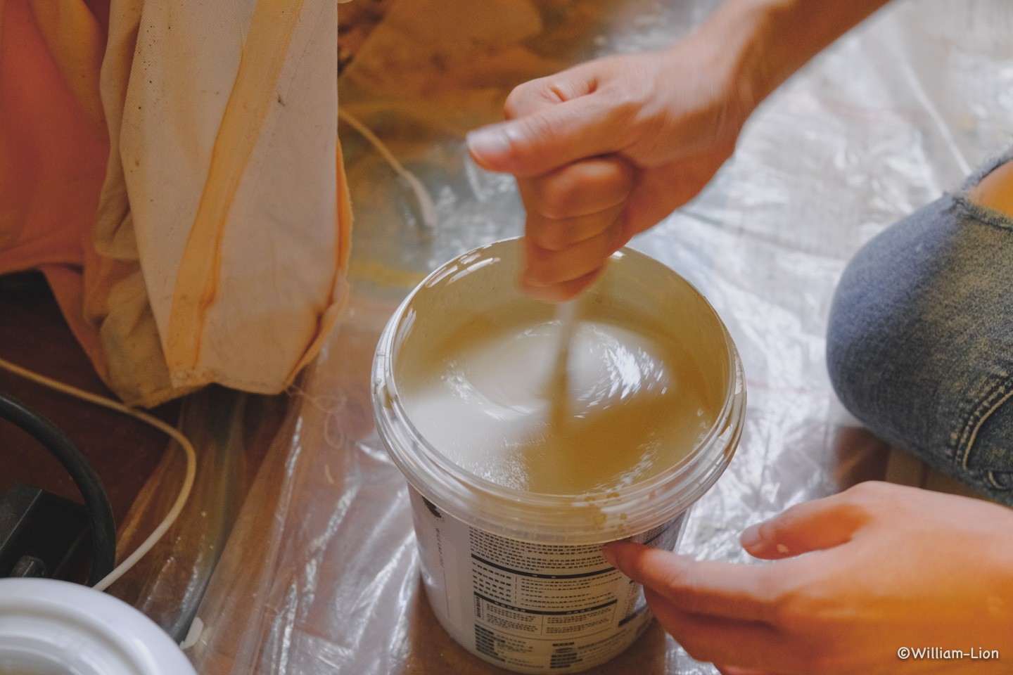 油漆加100cc水透過攪拌拌來稀釋油漆